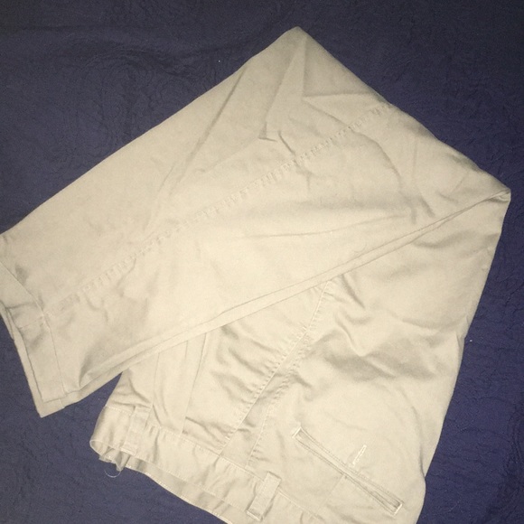 Men’s Gap Easy Fit khakis - Picture 2 of 3